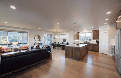 Redmond Casa | Hot-Tub | Modern 5BDR Family Retreat | Sleeps 11