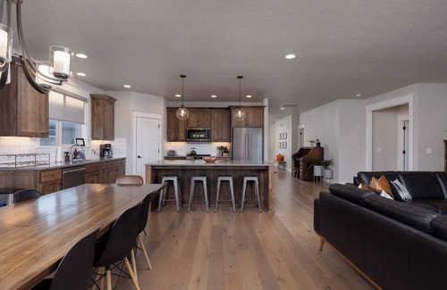 Redmond Casa | Hot-Tub | Modern 5BDR Family Retreat | Sleeps 11