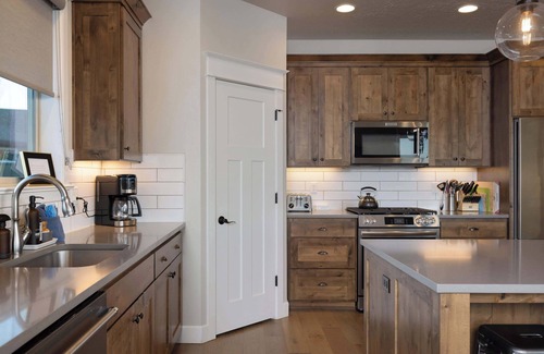 Redmond Casa | Hot-Tub | Modern 5BDR Family Retreat | Sleeps 11