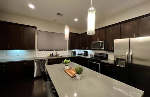 East Downtown Houston Casa | Elevated Living HTOWN SUITES Spacious East Downtown