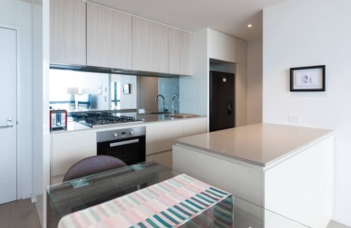 Docklands Apartamento | Elevated Waterfront Stay with Indoor Pool and Views