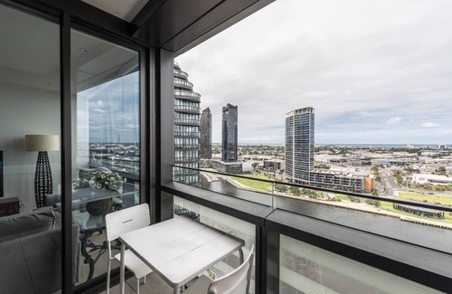 Docklands Apartamento | Elevated Waterfront Stay with Indoor Pool and Views