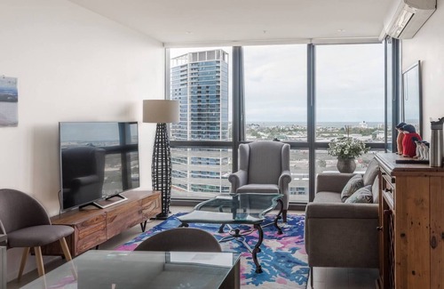 Docklands Apartamento | Elevated Waterfront Stay with Indoor Pool and Views