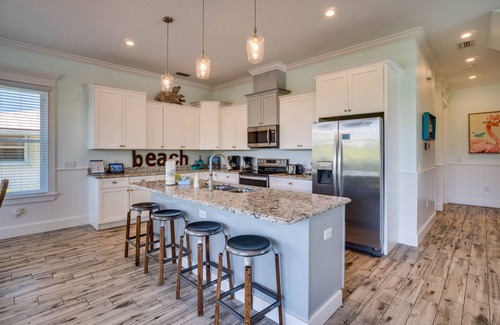 Bradenton Beach Casa | Diversión familiar cerca de la playa, piscina tobogán, spa y elevador