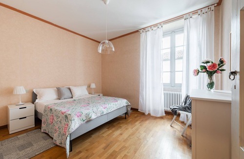 Albese con Cassano Apartamento | Elisabeth in Villa with Private Parking