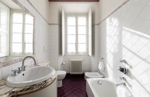 Albese con Cassano Apartamento | Elisabeth in Villa with Private Parking