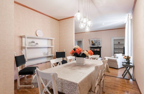 Albese con Cassano Apartamento | Elisabeth in Villa with Private Parking