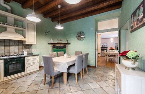Albese con Cassano Apartamento | Elisabeth in Villa with Private Parking