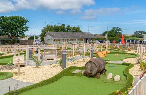 Cross Inn Casa | Elite 3 Bed with Decking