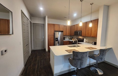Central Business District Apartamento | Elite Downtown Poolside Oasis