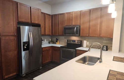 Central Business District Apartamento | Elite Downtown Poolside Oasis