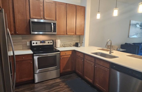 Central Business District Apartamento | Elite Downtown Poolside Oasis