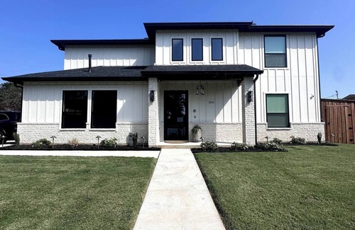 Arlington Casa | Elite Gameday Estate w/ Hot Tub | Steps from AT&T