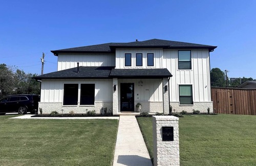 Arlington Casa | Elite Gameday Estate w/ Hot Tub | Steps from AT&T