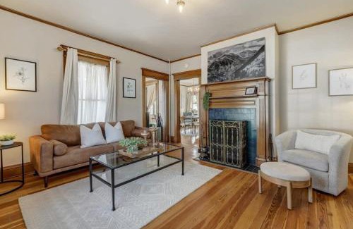 Central Colorado Springs Apartamento | Elite Quarters Prime Location Downtown Hot Tub BBQ