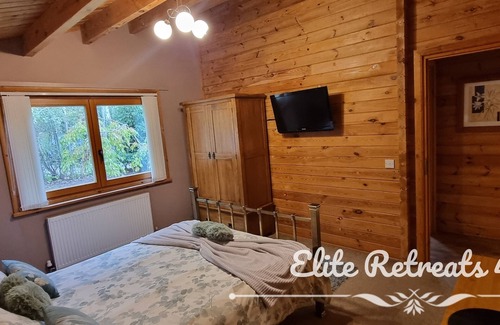 Dogdyke Cabina | Elite Retreats 4U Lakeside Hot Tub Log Cabin at Tattershall Lakes Park