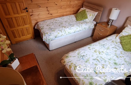 Dogdyke Cabina | Elite Retreats 4U Lakeside Hot Tub Log Cabin at Tattershall Lakes Park