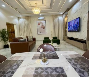 Ofin Apartamento | EliteunseenSuites - 5 Bedroom Beautiful Detached House - Private Parking