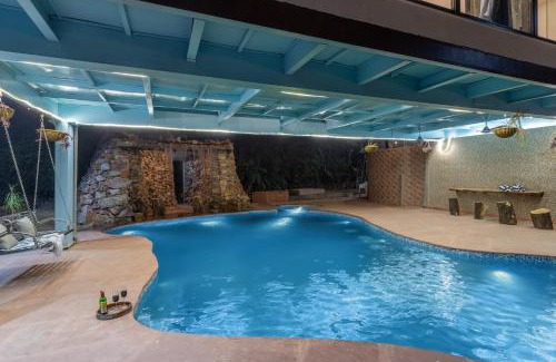 Faridabad Apartamento | ELIVAAS 3 BHK with Treehouse & Pvt Pool - Handa's Gateway