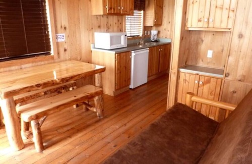 West Yellowstone Cabina | Elk Haven Camping (Cabin 16)