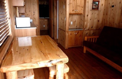 West Yellowstone Cabina | Elk Haven Camping (Cabin 16)
