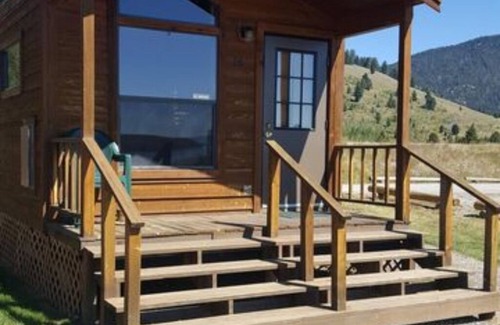 West Yellowstone Cabina | Elk Haven Camping (Cabin 16)