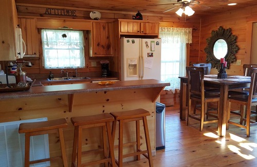 Maggie Valley Cabina | Elk Horn Ridge es una hermosa casa de madera, tiene capacidad para 6, WiFi, aire acondicionado, fácil acceso.