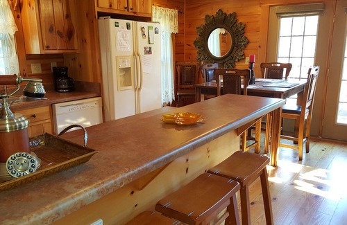 Maggie Valley Cabina | Elk Horn Ridge es una hermosa casa de madera, tiene capacidad para 6, WiFi, aire acondicionado, fácil acceso.