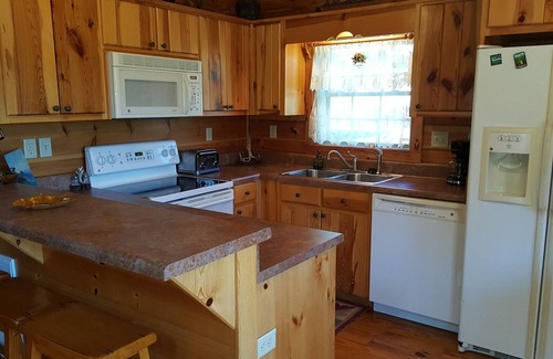 Maggie Valley Cabina | Elk Horn Ridge es una hermosa casa de madera, tiene capacidad para 6, WiFi, aire acondicionado, fácil acceso.
