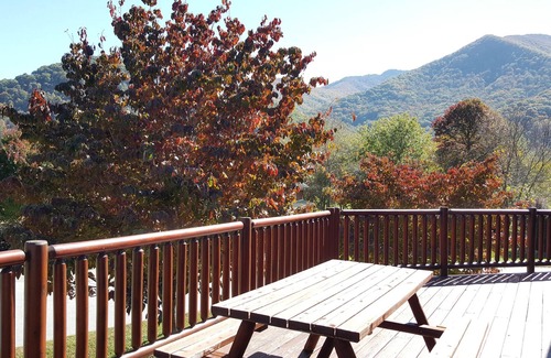 Maggie Valley Cabina | Elk Horn Ridge es una hermosa casa de madera, tiene capacidad para 6, WiFi, aire acondicionado, fácil acceso.