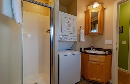 Orick Casa | Elk Meadow Cabins 11B Roosevelt Elk - Single Room