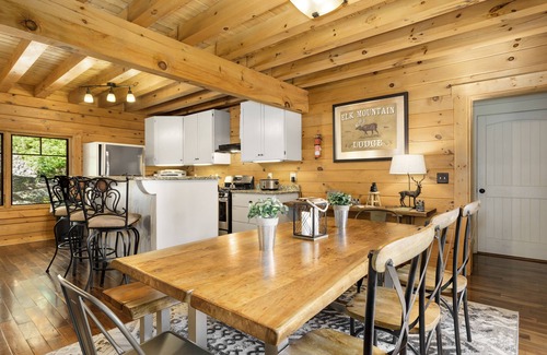 Asheville Cabina | Elk Mountain Lodge: An AVL Mountain Escape w/Hot Tub, Fireplace, Hi-Speed Wifi