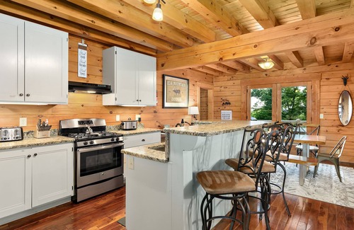 Asheville Cabina | Elk Mountain Lodge: An AVL Mountain Escape w/Hot Tub, Fireplace, Hi-Speed Wifi