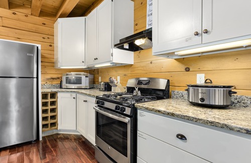 Asheville Cabina | Elk Mountain Lodge: An AVL Mountain Escape w/Hot Tub, Fireplace, Hi-Speed Wifi