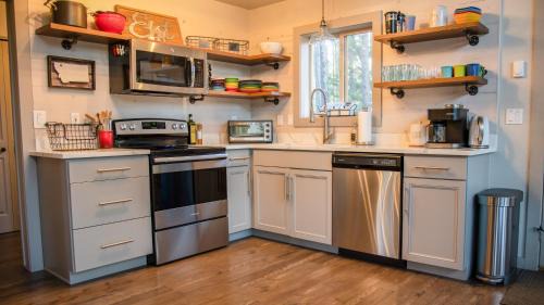 Coram Casa | Elk Street Retreat - Private Home near Glacier Park, Pet Friendly!