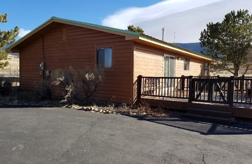 Eagle Nest Casa | Elk View Cabin - A lovely mountain retreat. Family-friendly and dog-friendly.