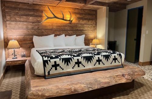 West Yellowstone Hotel | Elkhorn Cabins and Inn