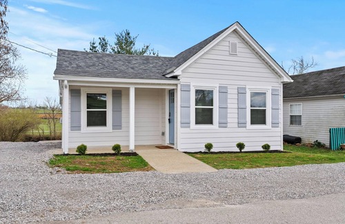Georgetown Casa | Elkhorn Cottage - Peaceful Creekside Stay