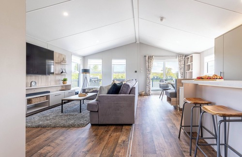 Woodhall Spa Cabina | Ella Lodge - Luxury lakeside lodge with hot tub