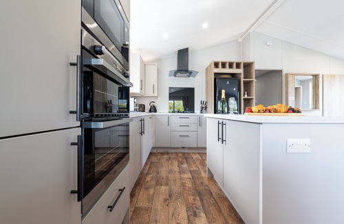 Woodhall Spa Cabina | Ella Lodge - Luxury lakeside lodge with hot tub