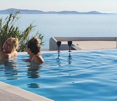 Agios Stefanos Apartamento | ELLI TROPiCAL LUXURY SUITES SUNSET-INFINITY POOL- SEA SIDE-NEAR CENTER PARKING