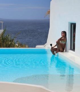 Agios Stefanos Apartamento | ELLI TROPiCAL LUXURY SUITES SUNSET-INFINITY POOL- SEA SIDE-NEAR CENTER PARKING