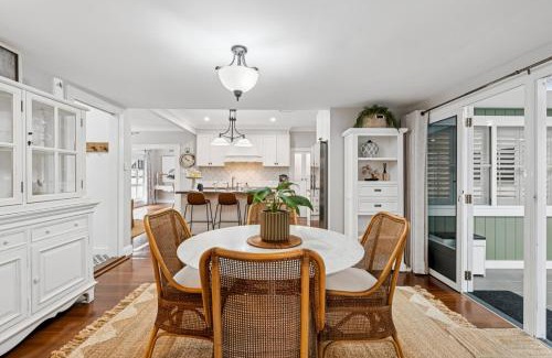 Coffs Harbour Casa | Ellie's Cottage Escape - Sleeps 8, Spa, Pizza Oven