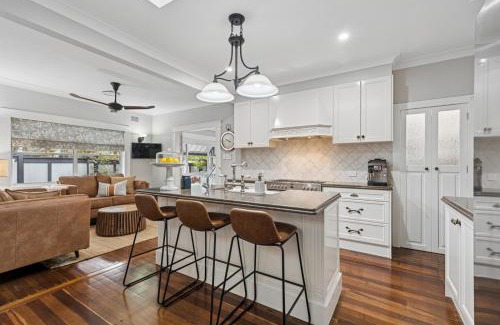 Coffs Harbour Casa | Ellie's Grand Escape - Sleeps 10 Pool Spa Amazing!