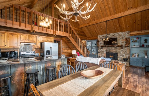 Walnut Mountain Cabina | Ellijay Mountain View Retreat|Fireplace|Patio|Mountain Top|Hot Tub|Game room