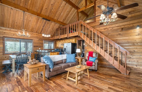 Walnut Mountain Cabina | Ellijay Mountain View Retreat|Fireplace|Patio|Mountain Top|Hot Tub|Game room