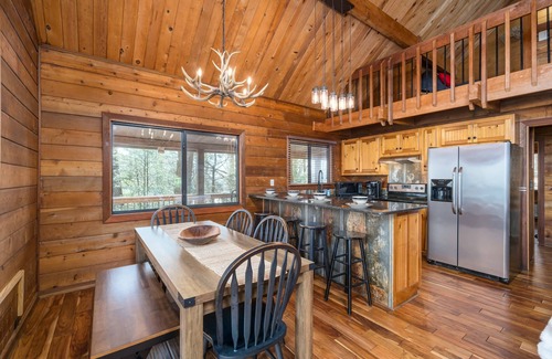 Walnut Mountain Cabina | Ellijay Mountain View Retreat|Fireplace|Patio|Mountain Top|Hot Tub|Game room