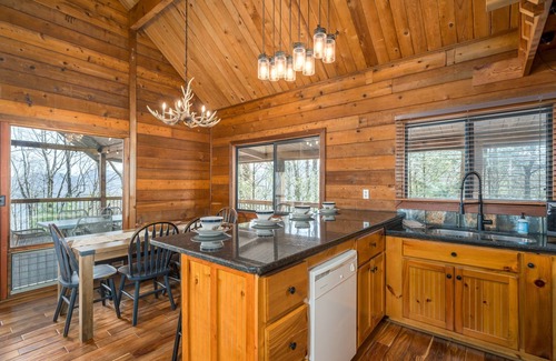 Walnut Mountain Cabina | Ellijay Mountain View Retreat|Fireplace|Patio|Mountain Top|Hot Tub|Game room