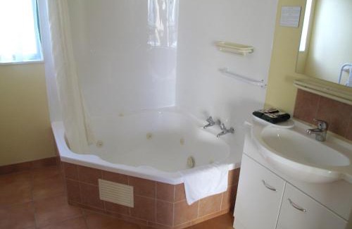 Paraparaumu Hotel | Elliotts Kapiti Coast Motor Lodge