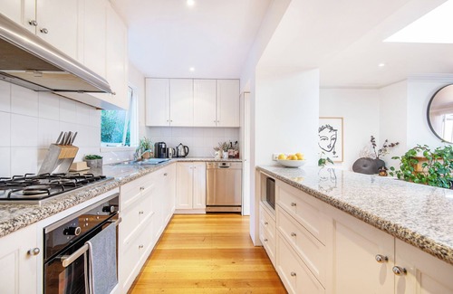 South Melbourne Apartamento | Elm Cottage with Luxury, Lifestyle & Location.